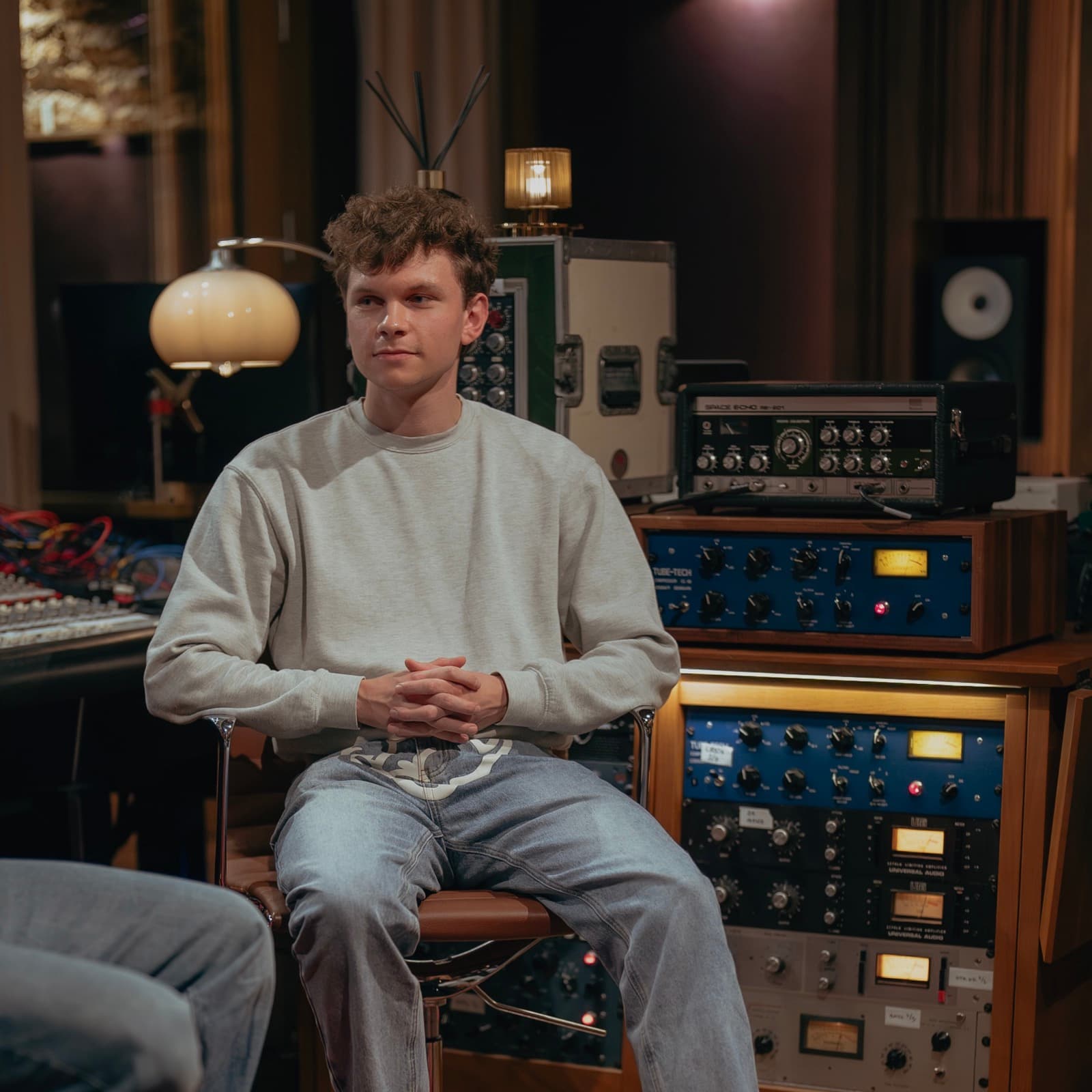 yungsnem in de studio tussen zijn outboard gear